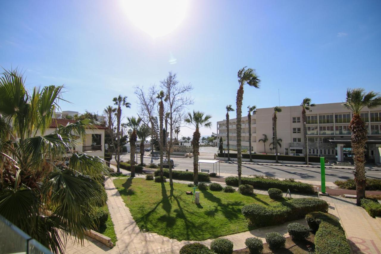 Apartment Phaedrus Living: Seaside Modern Flat Limnaria 123
